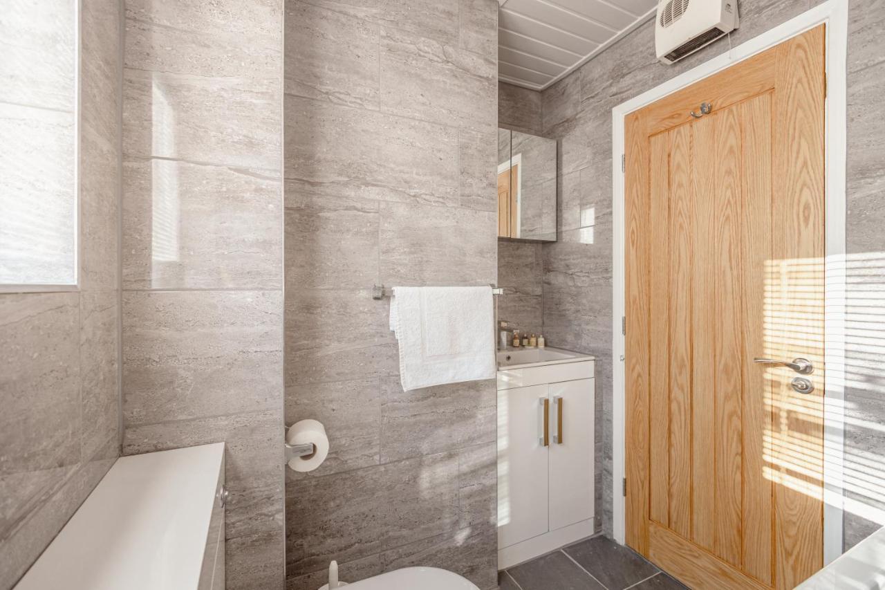 Luxury 2 Bed Room Lake View Apt Bowness Parking Екстер'єр фото