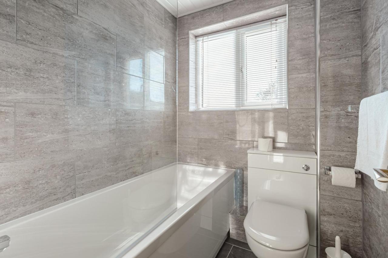 Luxury 2 Bed Room Lake View Apt Bowness Parking Екстер'єр фото