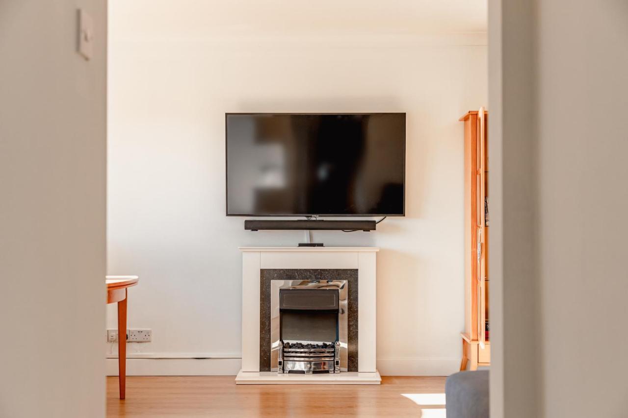 Luxury 2 Bed Room Lake View Apt Bowness Parking Екстер'єр фото