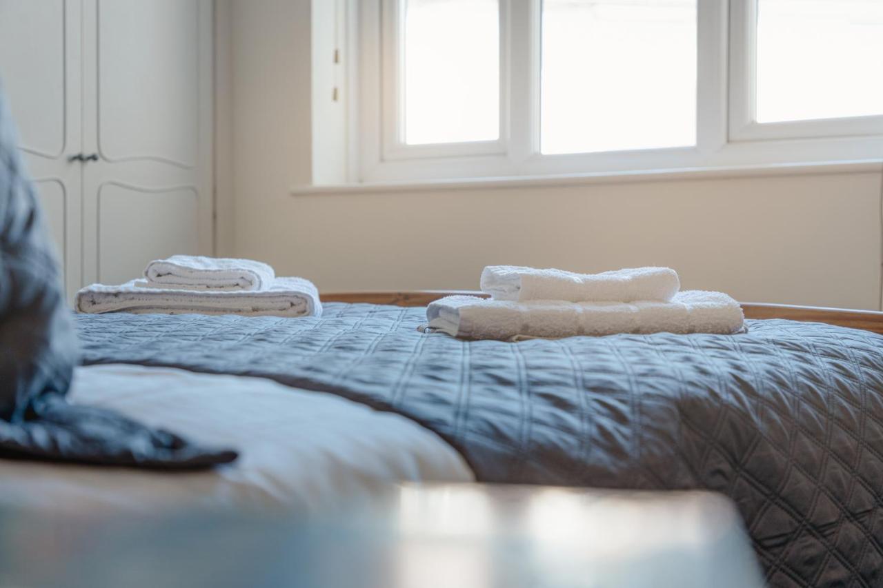Luxury 2 Bed Room Lake View Apt Bowness Parking Екстер'єр фото