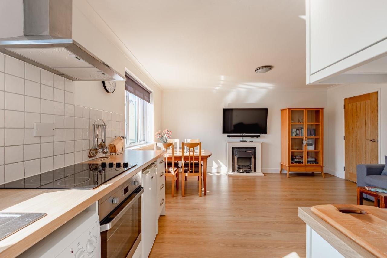 Luxury 2 Bed Room Lake View Apt Bowness Parking Екстер'єр фото
